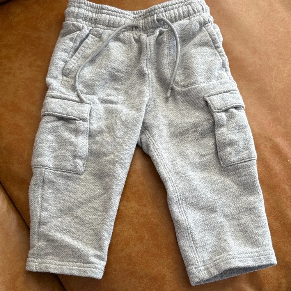GAP Light Gray Kids Joggers with Pockets - Size 18 to 24 months